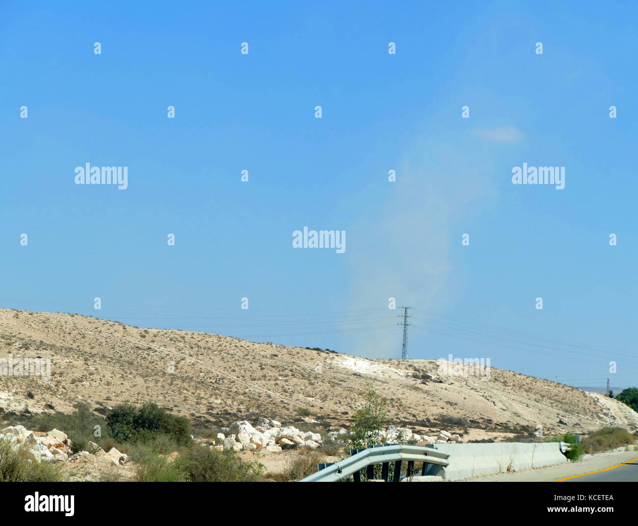 La polvere (sabbia) torre o a imbuto, causata da venti termici nel sud del deserto del Negev, Israele Foto Stock