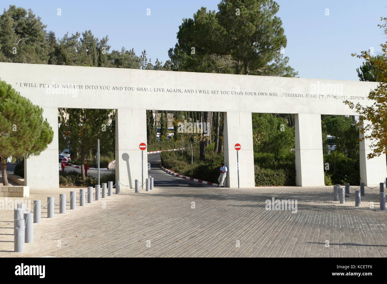 Memorial uscire a Yad Vashem (Memoriale dell Olocausto), di Gerusalemme (Israele. L'iscrizione all'uscita dice "Io porrò il mio spirito dentro di te e che si deve vivere di nuovo e vi ho sul vostro suolo." (Ezechiele 37:14) Foto Stock