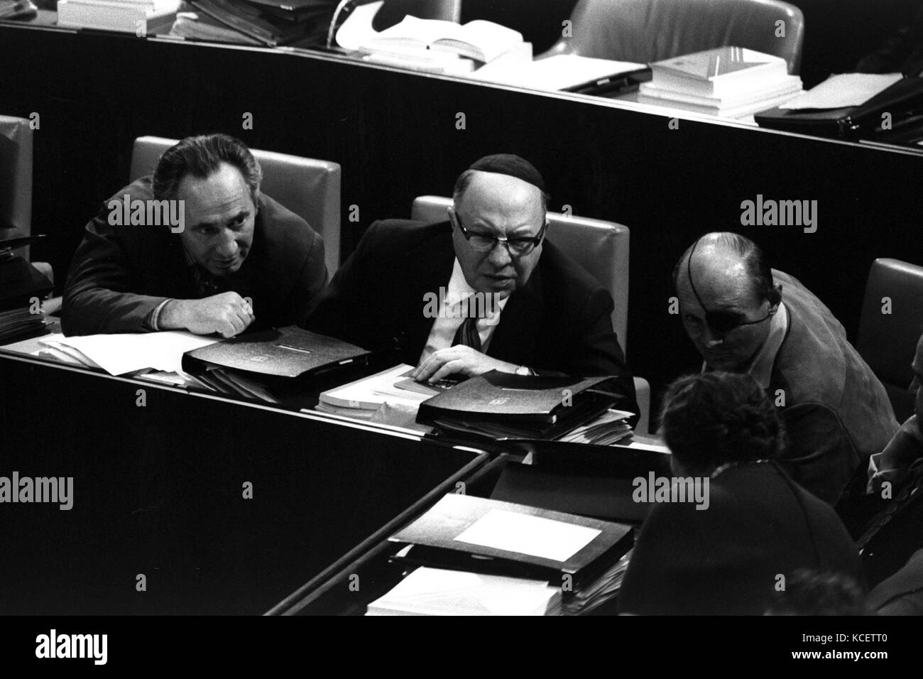 Golda Meir, Primo Ministro di Israele 1969-74 conferisce con (l a r) Shimon Peres; Josef Burg e Moshe Dayan alla Knesset, il Parlamento 1973 Foto Stock