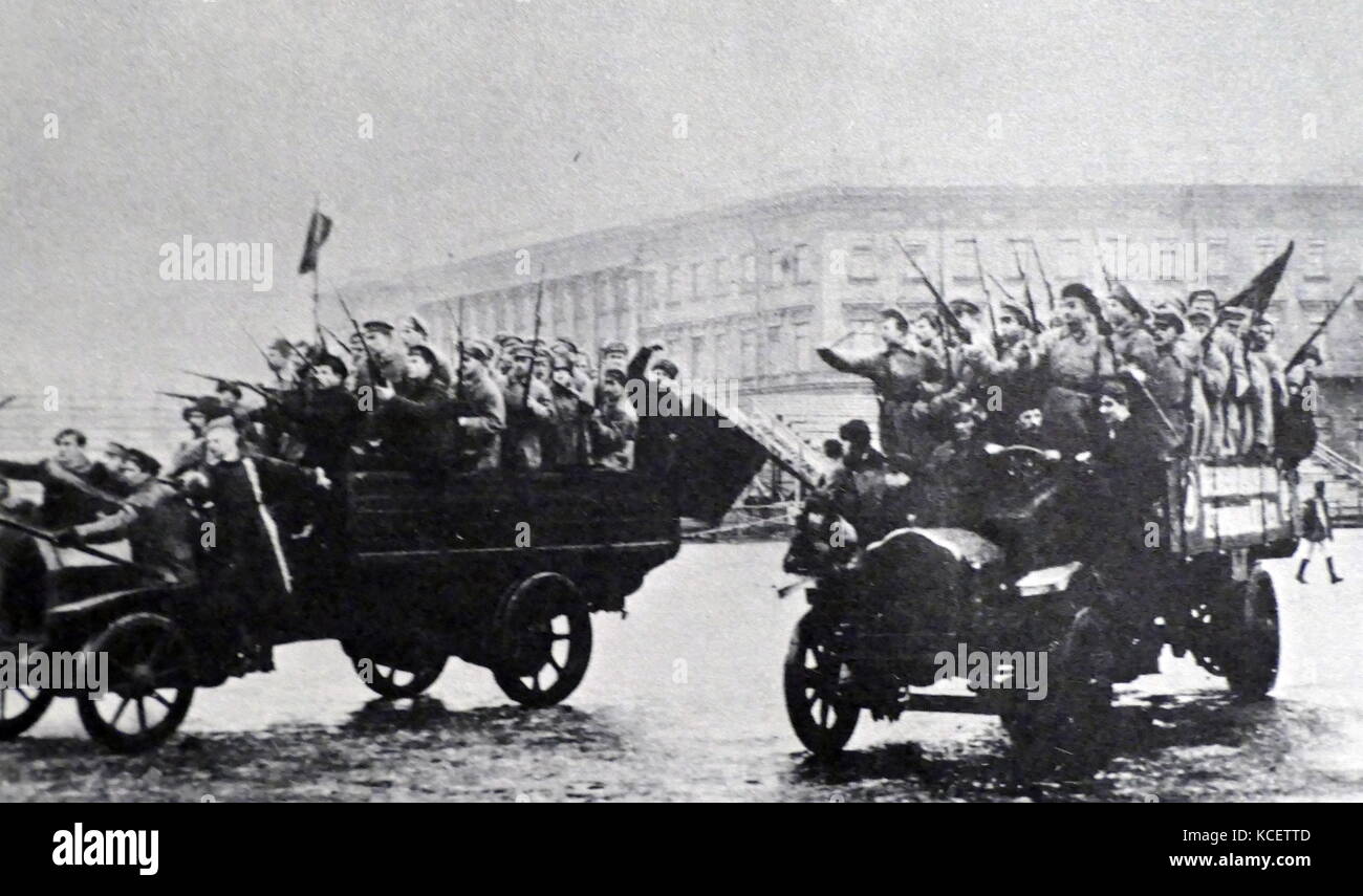 Navale e forze armate di ammutinamento e guidare attraverso San Pietroburgo durante la rivoluzione russa del 1917 Foto Stock
