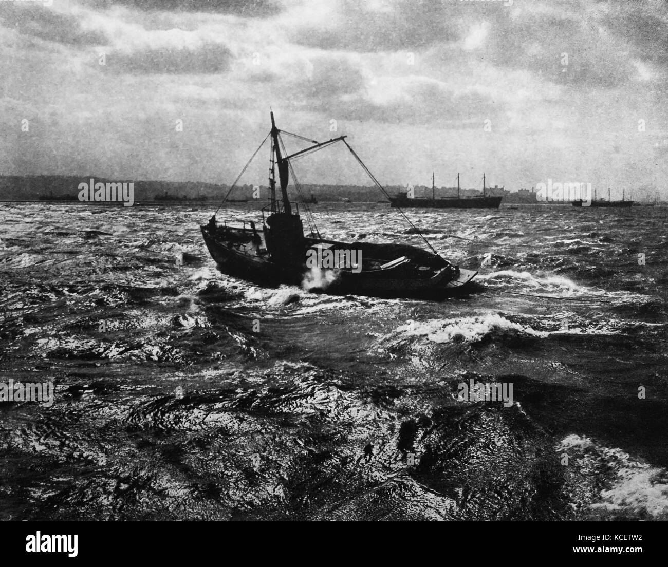 Barche nel porto di New York circa 1915 da Edwin Levick (1868-1929) fotografo che attività documentate nel porto di New York c.1900-30. La sua foto è apparso sul New York Times, New York Herald Tribune e il Chicago Tribune. Foto Stock