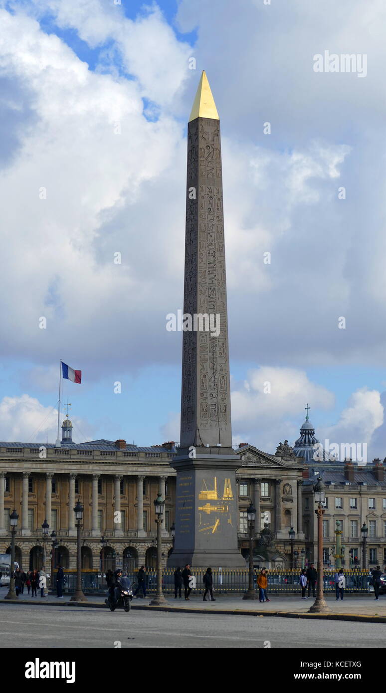 Al centro di Place de la Concorde, Paris è un gigantesco obelisco egiziano decorate con geroglifici che esaltano il regno del faraone Ramses II. Si tratta di uno dei due il governo egiziano ha dato ai francesi nel XIX secolo. L'obelisco una volta che segnava l'ingresso al Tempio di Luxor. L'auto-dichiarato Khedive di Egitto, Muhammad Ali Pasha, offerto il 3.300-anno-vecchio obelisco di Luxor in Francia nel 1829. È arrivato a Parigi il 21 dicembre 1833. Tre anni più tardi, il 25 ottobre 1836, Re Louis Philippe aveva posto al centro di Place de la Concorde. Foto Stock