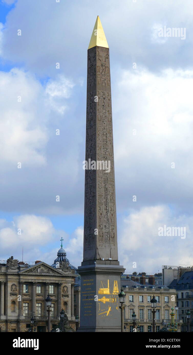 Al centro di Place de la Concorde, Paris è un gigantesco obelisco egiziano decorate con geroglifici che esaltano il regno del faraone Ramses II. Si tratta di uno dei due il governo egiziano ha dato ai francesi nel XIX secolo. L'obelisco una volta che segnava l'ingresso al Tempio di Luxor. L'auto-dichiarato Khedive di Egitto, Muhammad Ali Pasha, offerto il 3.300-anno-vecchio obelisco di Luxor in Francia nel 1829. È arrivato a Parigi il 21 dicembre 1833. Tre anni più tardi, il 25 ottobre 1836, Re Louis Philippe aveva posto al centro di Place de la Concorde. Foto Stock