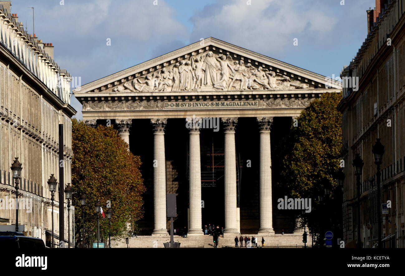 L'Église de la Madeleine (La Madeleine) è una chiesa cattolica romana che occupa una posizione dominante nell'ottavo arrondissement di Parigi. Foto Stock