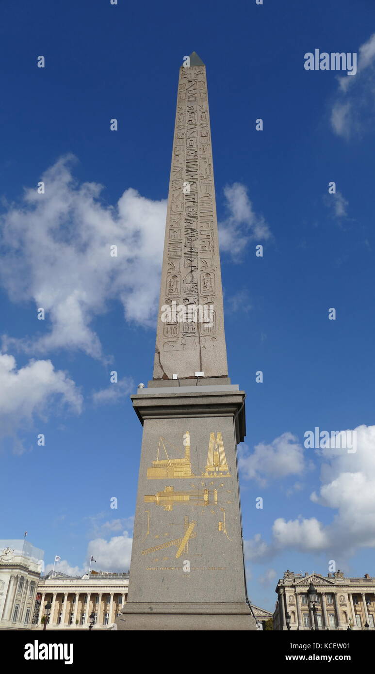 Al centro di Place de la Concorde, Paris è un gigantesco obelisco egiziano decorate con geroglifici che esaltano il regno del faraone Ramses II. Si tratta di uno dei due il governo egiziano ha dato ai francesi nel XIX secolo. L'obelisco una volta che segnava l'ingresso al Tempio di Luxor. L'auto-dichiarato Khedive di Egitto, Muhammad Ali Pasha, offerto il 3.300-anno-vecchio obelisco di Luxor in Francia nel 1829. È arrivato a Parigi il 21 dicembre 1833. Tre anni più tardi, il 25 ottobre 1836, Re Louis Philippe aveva posto al centro di Place de la Concorde. Foto Stock