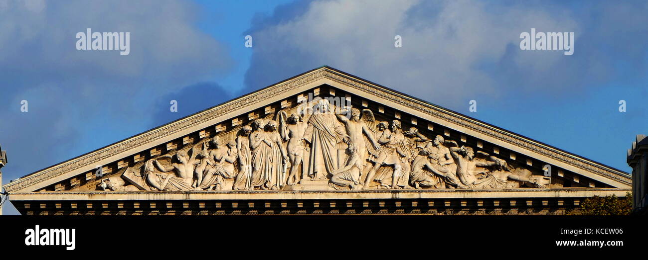 L'Église de la Madeleine (La Madeleine) è una chiesa cattolica romana che occupa una posizione dominante nell'ottavo arrondissement di Parigi. Foto Stock