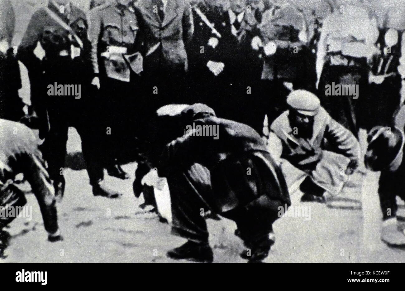 Gli ebrei costretti ad eseguire lo scrubbing della strada di Vienna dopo il Anschluss (annessione) dell'Austria, Marzo 1938 Foto Stock