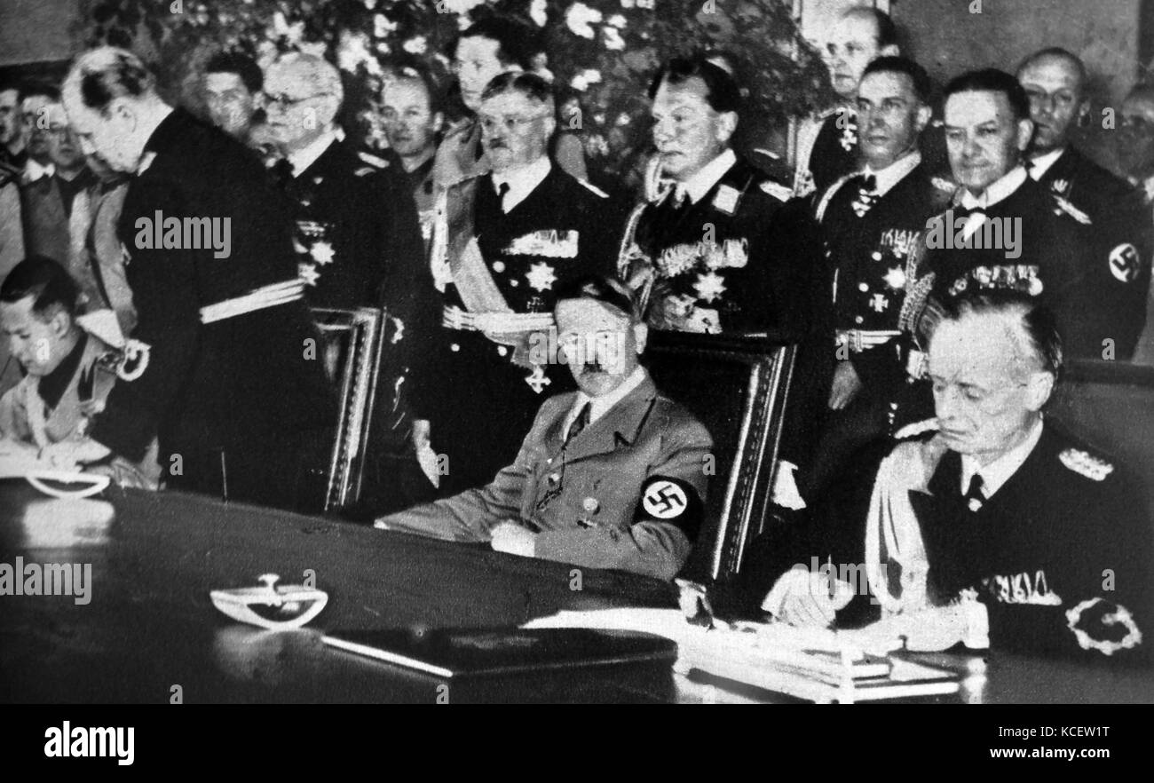 Galeazzo Ciano, Adolf Hitler e Joachim von Ribbentrop alla firma del Patto di acciaio nella Reichskanzlei a Berlino il 22 maggio 1939 Foto Stock