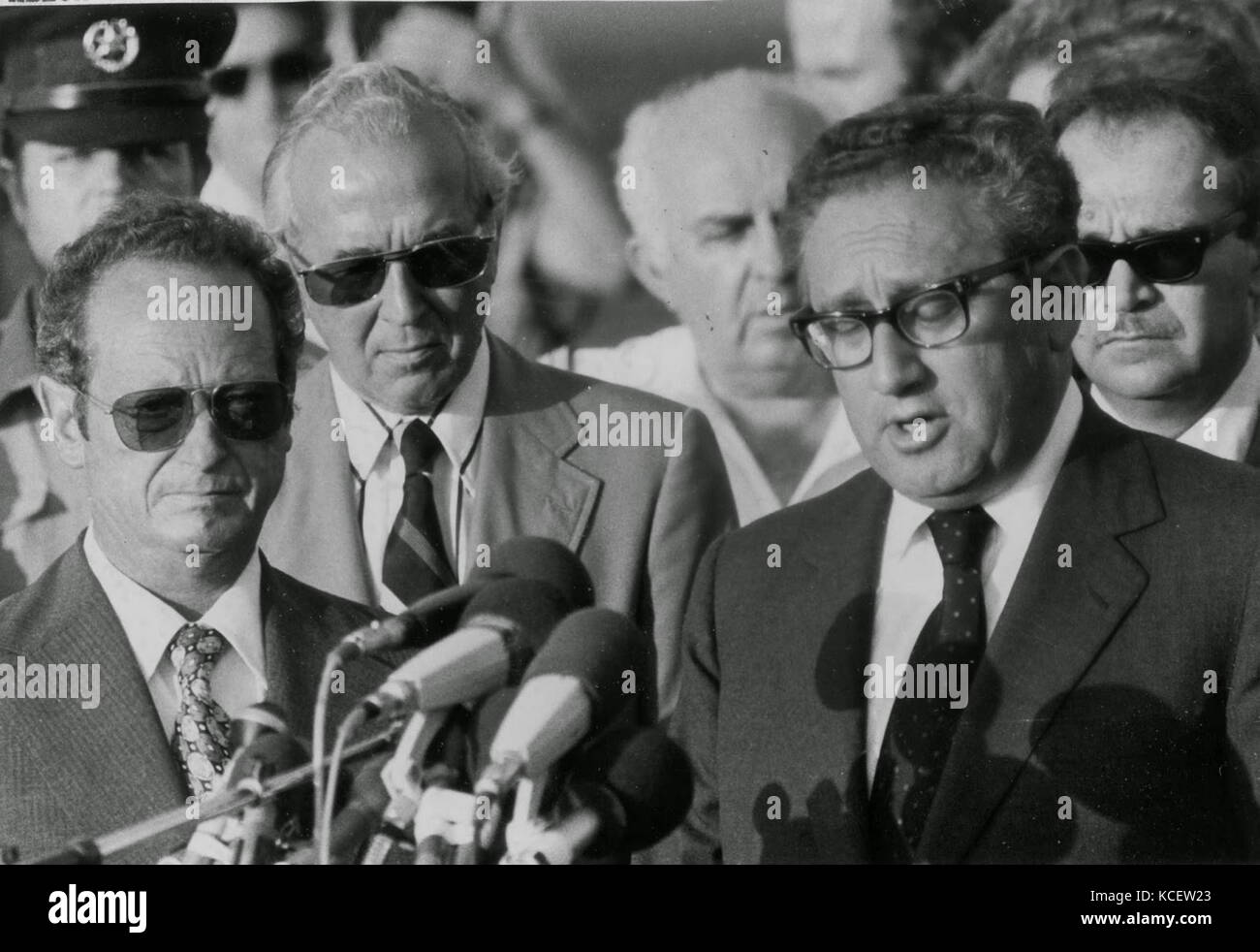 Il Segretario di Stato americano Henry Kissinger e Yigal Allon Vice Primo Ministro di Israele, durante una visita in Israele 1974 Foto Stock