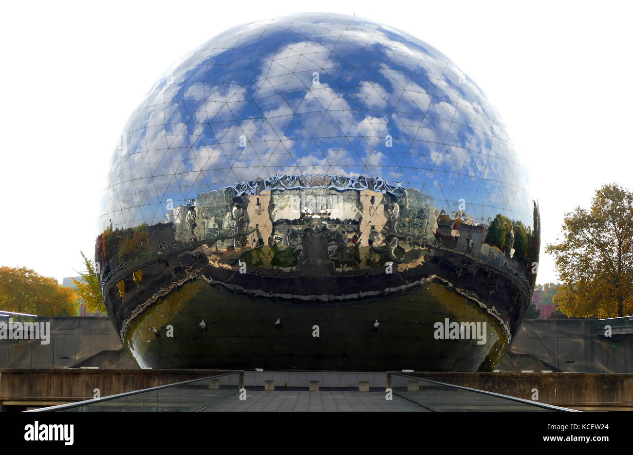 La Géode è rifinita a specchio di cupola geodetica aperto nel 1985 a Parigi. Essa detiene un Omnimax theatre nel Parc de la Villette a La Cité des Sciences et de l'Industrie (Città delle Scienze e dell'Industria) nel XIX arrondissement di Parigi, Francia. Foto Stock