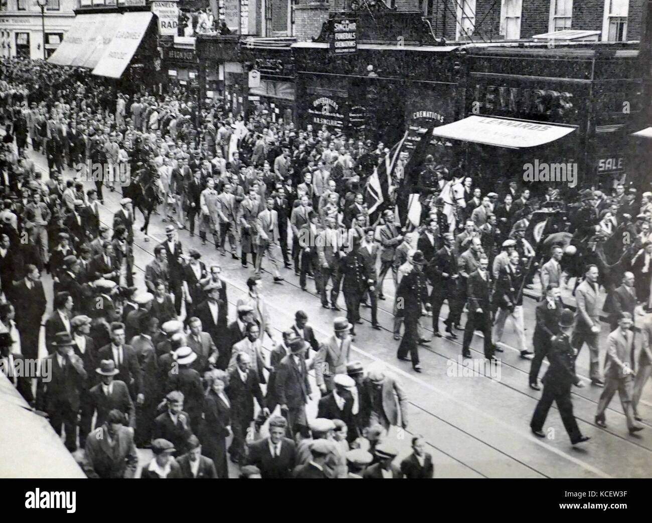 Unione Britannica dei Fascisti marzo attraverso l'Est End di Londra, guidato da Oswald Mosley in basso a destra. 1936 Foto Stock