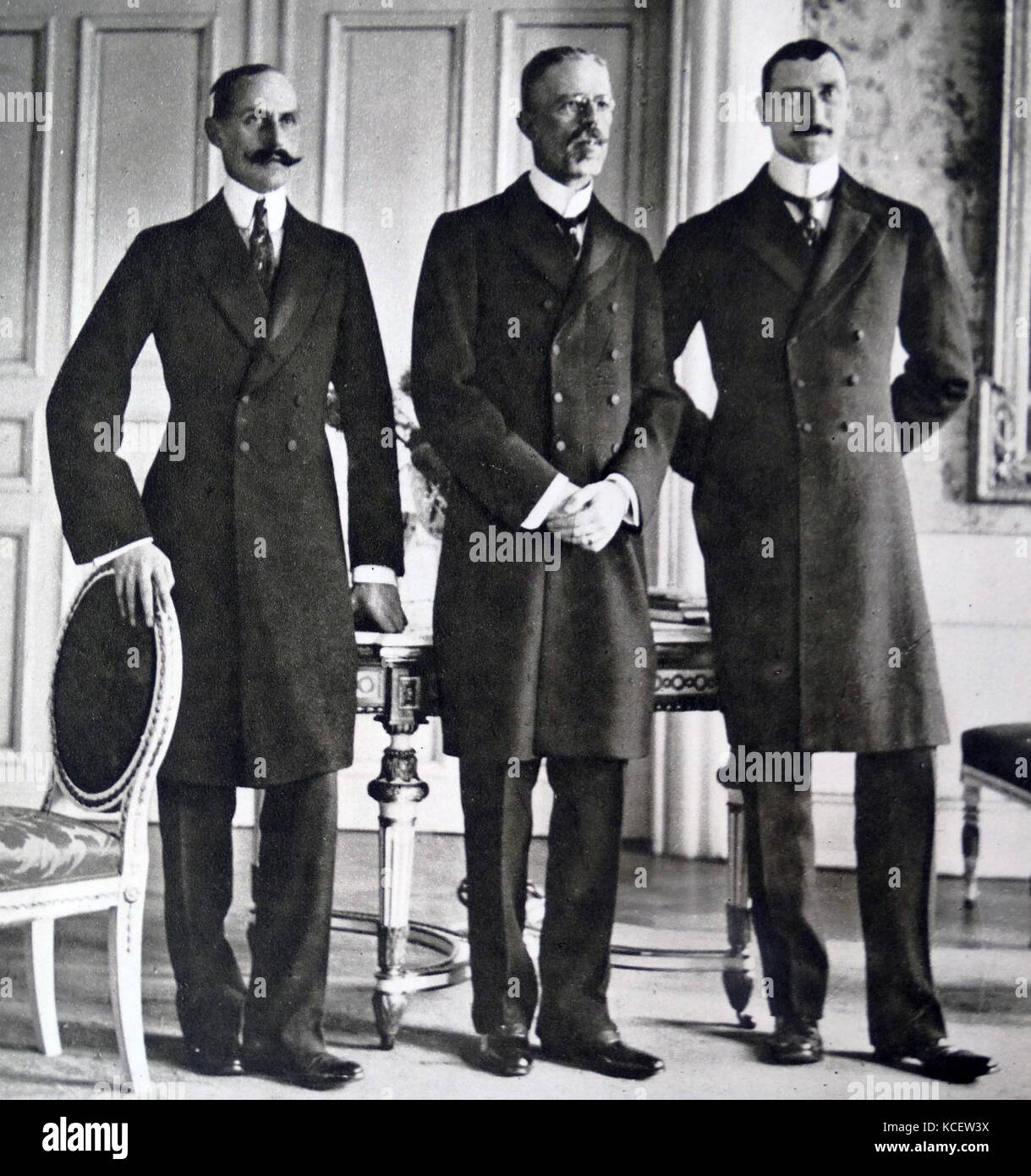 Le Loro Maestà il Re Haakon VII di Norvegia, Re Gustavo V di Svezia e Re Cristiano X di Danimarca, riuniti a Stoccolma in Svezia circa 1923 Foto Stock