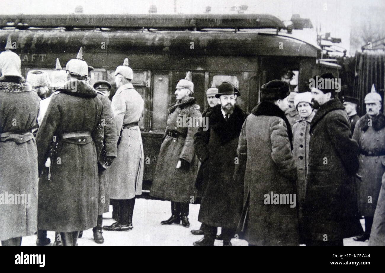 Negoziatori russo di arrivare a discutere la proposta di trattato di Brest-Litovsk. Il trattato è stato firmato il 3 marzo 1918 fra il nuovo governo bolscevico della Russia sovietica e le Potenze Centrali (Germania, Austria-Ungheria, la Bulgaria e l'Impero ottomano), che si è conclusa in Russia la partecipazione nella guerra mondiale I. Foto Stock