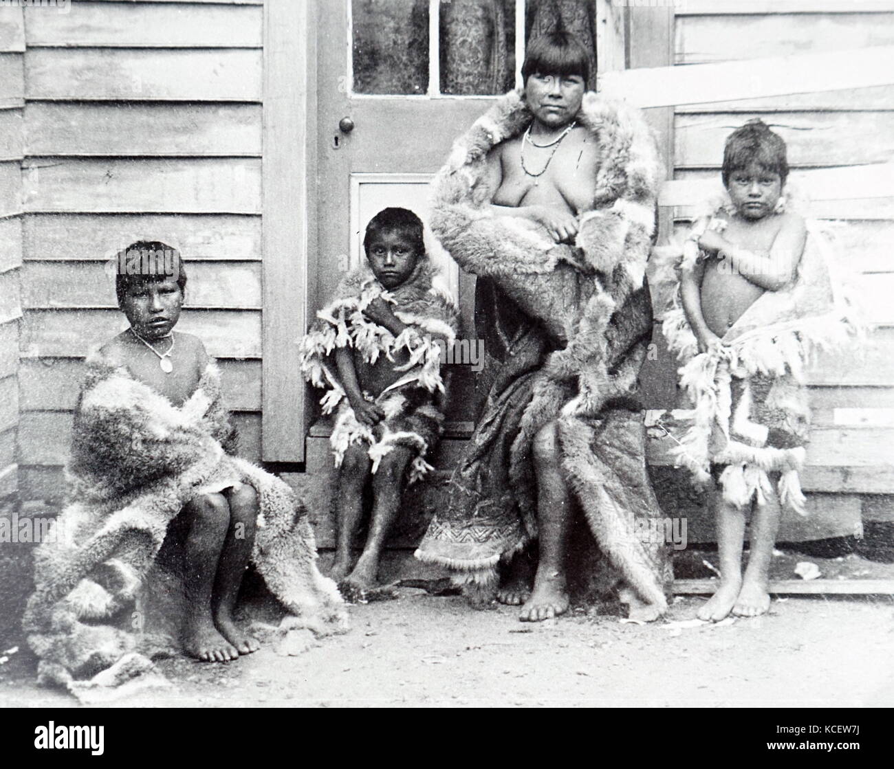 Fotografia dei nativi di Tierra del Fuego, un arcipelago a sud America la punta più meridionale. Datata del XIX secolo Foto Stock