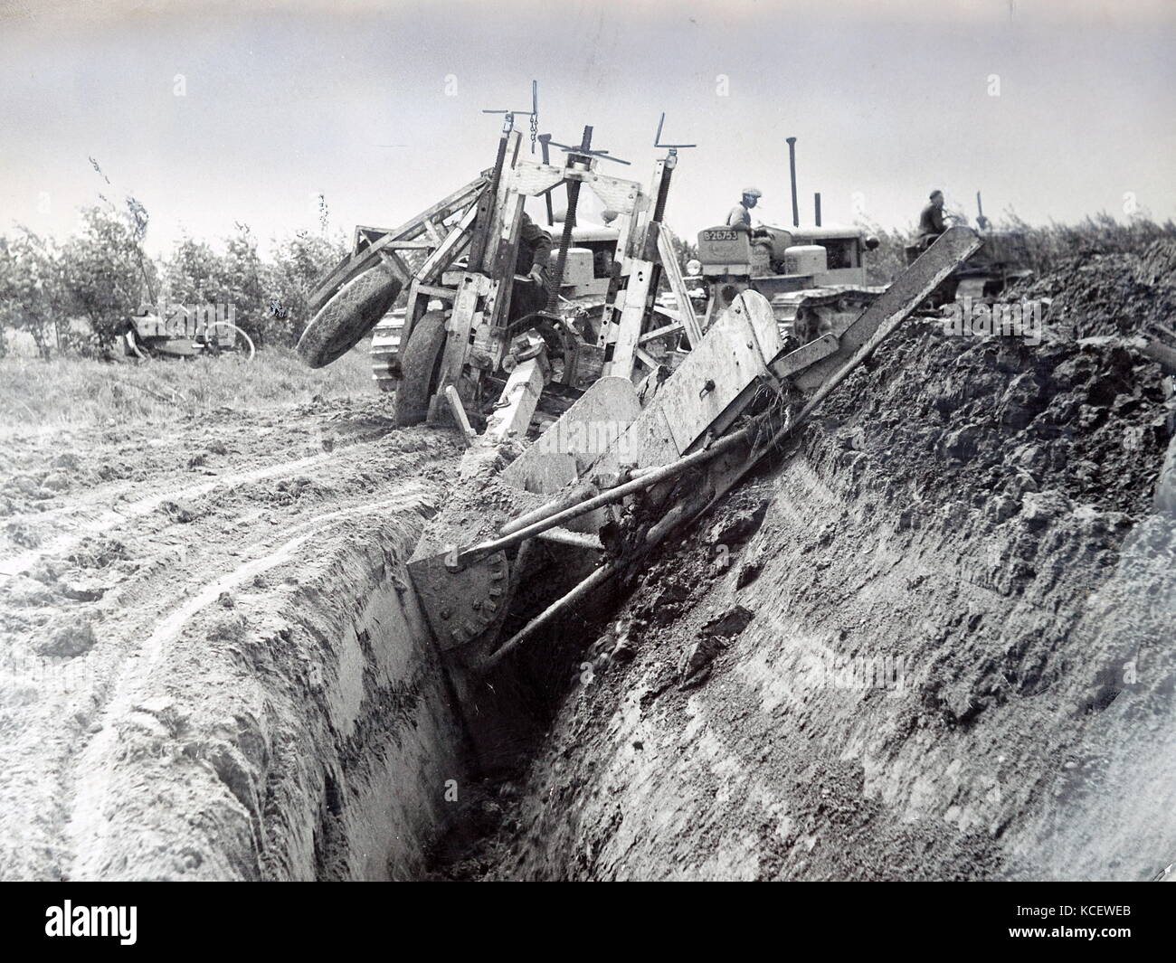 Fotografia di un agricoltore olandese costruzione un polder da terra bonificata per il letto del mare. In data xx secolo Foto Stock