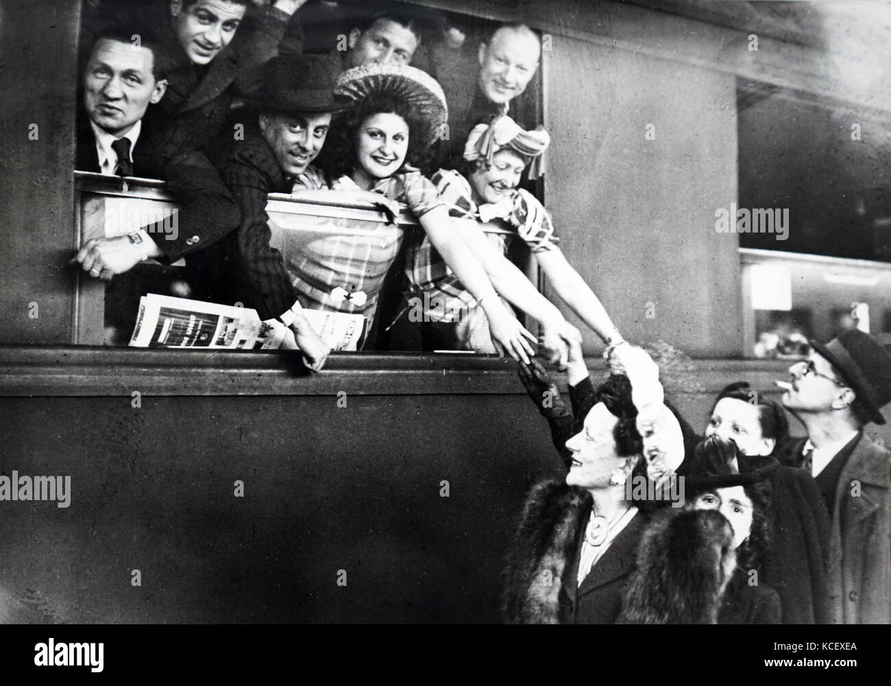 Fotografia Francese di attori e cantanti di lasciare Parigi per intrattenere il francese di prigionieri di guerra in Germania. In data xx secolo Foto Stock