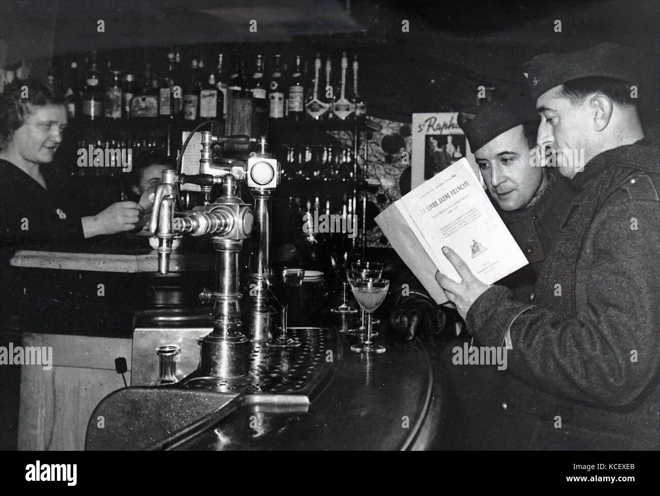 Fotografia dei soldati francesi dal governo Vichy a lasciare a Parigi in visita a un bar. 1943. In data xx secolo Foto Stock