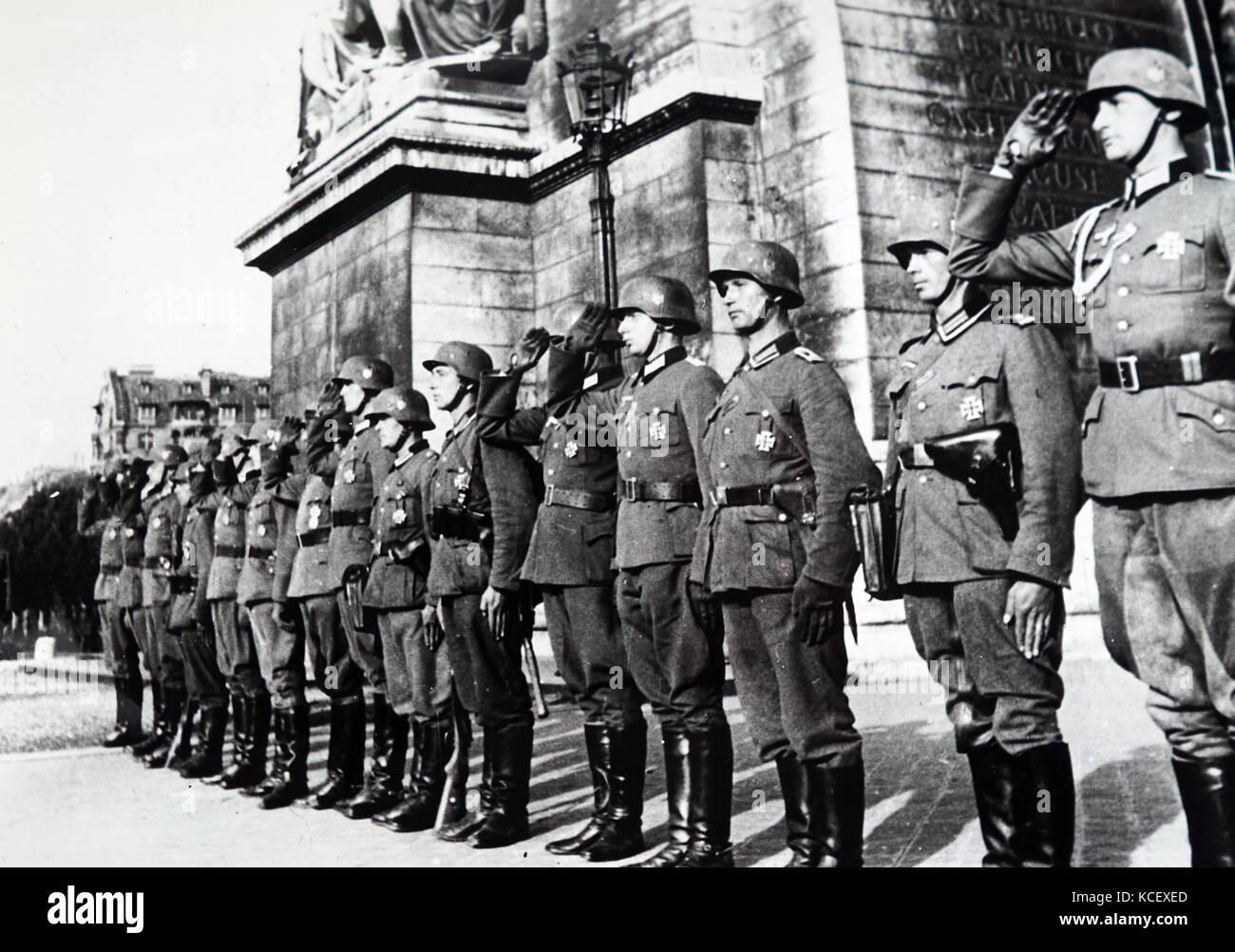 Fotografia di soldati tedeschi presso l'Arc de Triomphe, Parigi durante l'invasione della Francia 1940. In data xx secolo Foto Stock