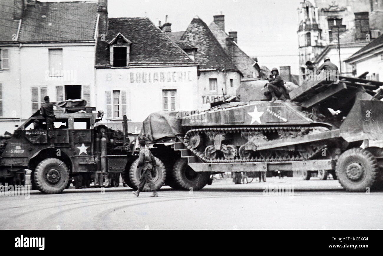 Fotografia delle forze americane immettere una città nel nord della Francia, durante la liberazione della Francia dall'occupazione tedesca nell'estate del 1944. In data xx secolo Foto Stock