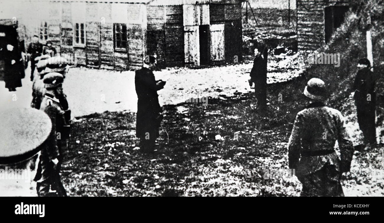 Fotografia di due francesi combattenti della resistenza essendo eseguita, durante l'occupazione tedesca della Francia nella Seconda Guerra Mondiale. In data xx secolo Foto Stock
