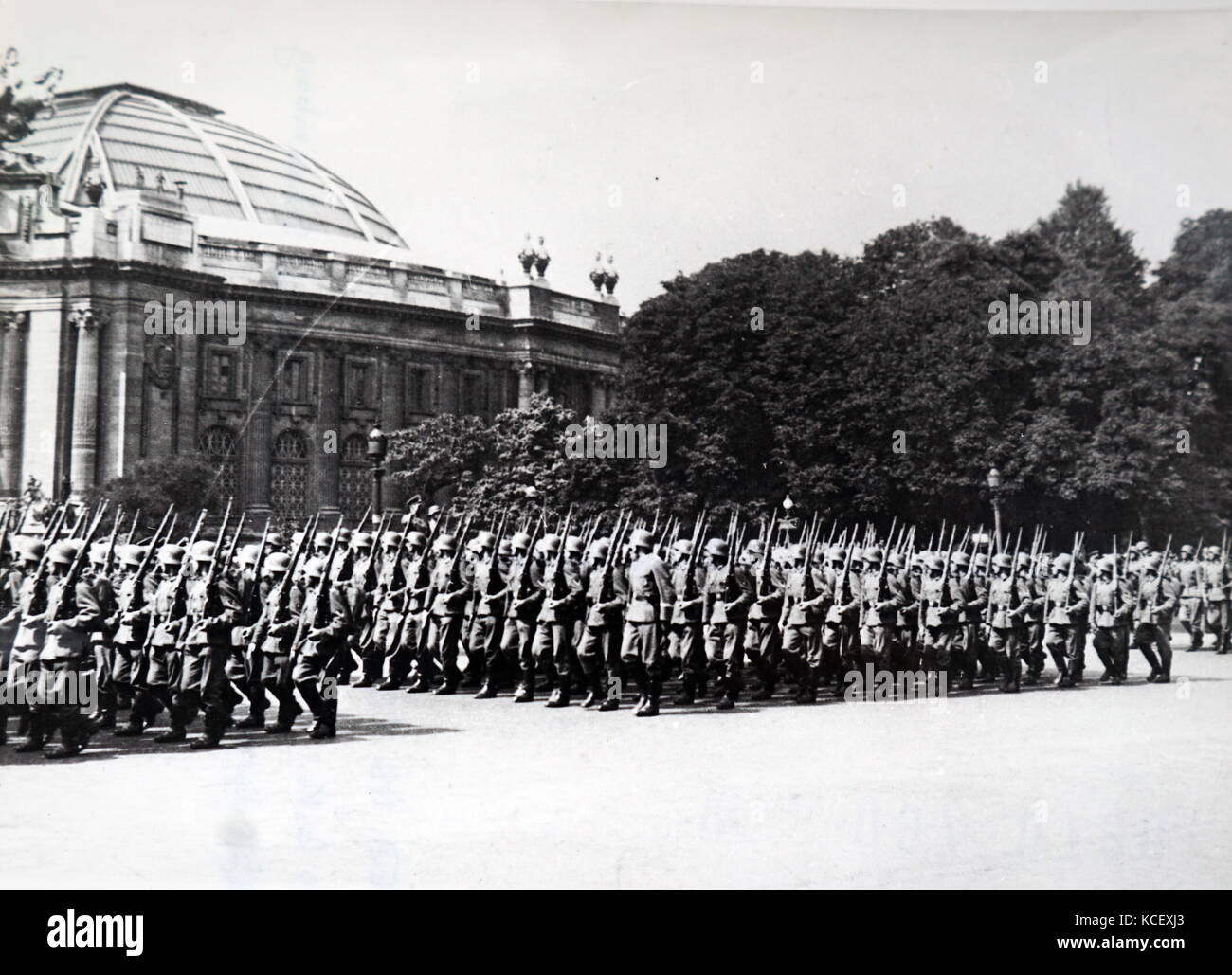 Fotografia di truppe tedesche marching vicino al Grande Palais, a Parigi, durante l'occupazione tedesca della Francia nella Seconda Guerra Mondiale. In data xx secolo Foto Stock