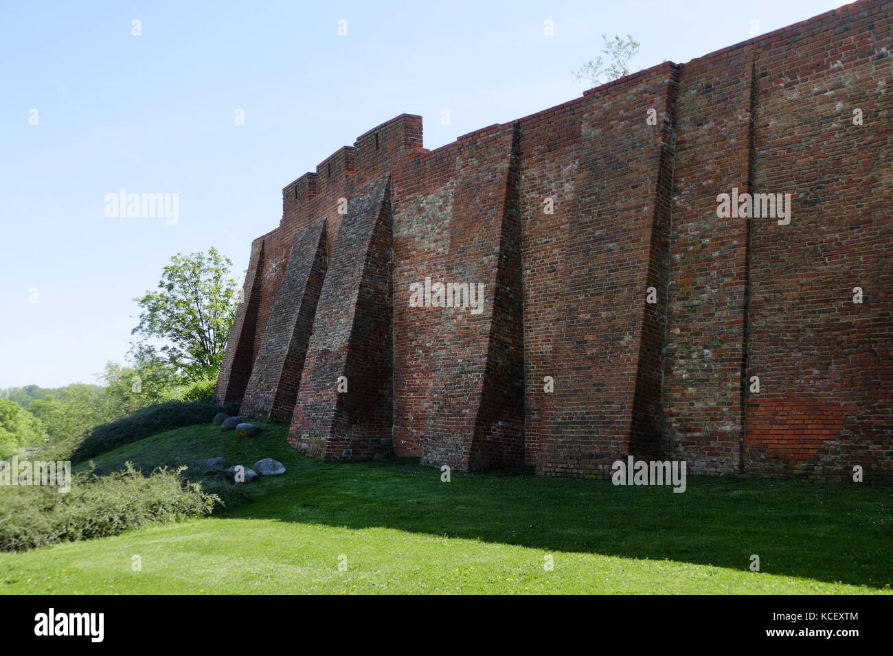 Fotografia delle mura della città di Varsavia, Polonia, e uno dei pochi restanti reliquie della complessa rete di fortificazioni storico che una volta circondata di Varsavia. Recante la data del XXI secolo Foto Stock