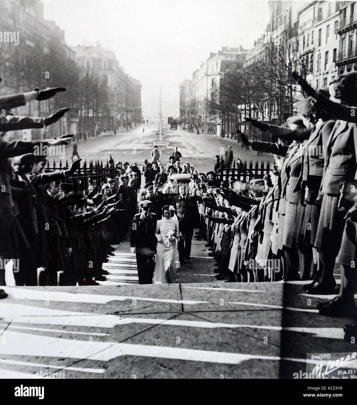 Fotografia scattata di ufficiale dell'esercito tedesco e la sua sposa di essere sposata a Parigi 1941, durante la Seconda Guerra Mondiale. In data xx secolo Foto Stock