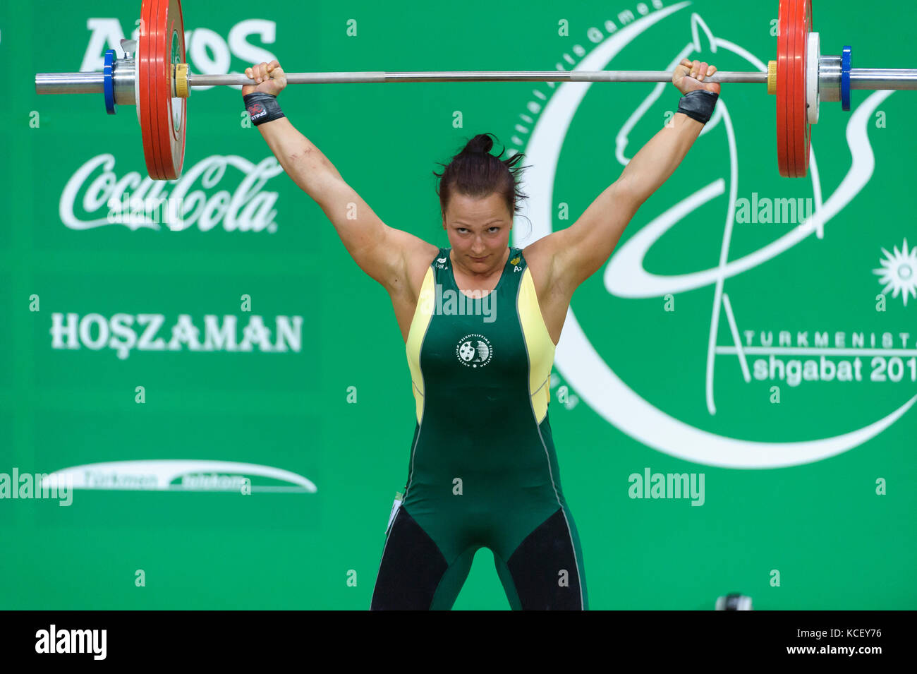 Ashgabat 2017 - 5° Asian Indoor & Giochi MartialArts 24-09-2017. Sollevamento pesi womens 90kg - Sofia Zudova (AUS) compete a strappare Foto Stock