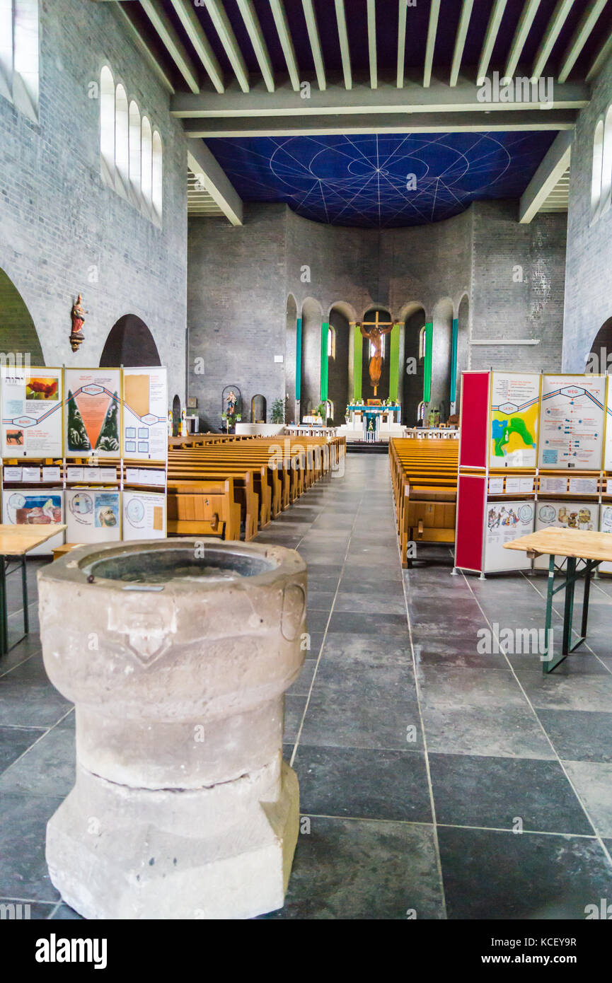Interno della chiesa cattolica di San Vito, patrono di St. Vith, ricostruita nel 1955, da Dobrzycki Zygmunt, Ostbelgien (Cantoni de l'Est), Belgio Foto Stock