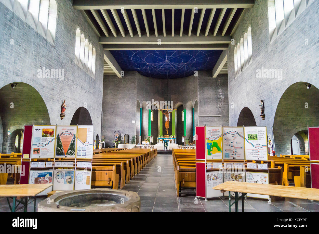 Interno della chiesa cattolica di San Vito, patrono di St. Vith, ricostruita nel 1955, da Dobrzycki Zygmunt, Ostbelgien (Cantoni de l'Est), Belgio Foto Stock