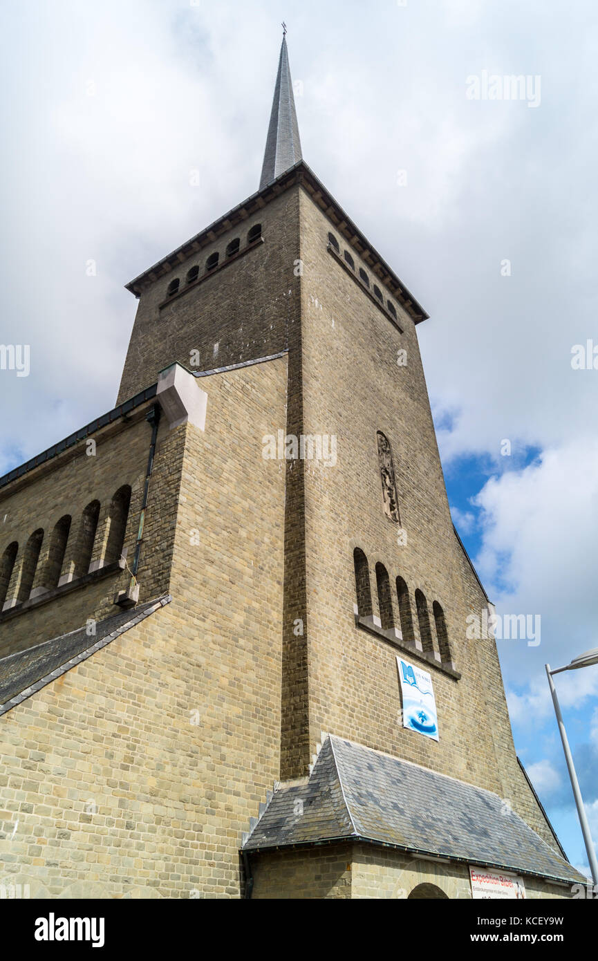 La chiesa cattolica di San Vito, patrono di St. Vith, ricostruita nel 1955, da Dobrzycki Zygmunt, Ostbelgien (Cantoni de l'Est), Belgio Foto Stock