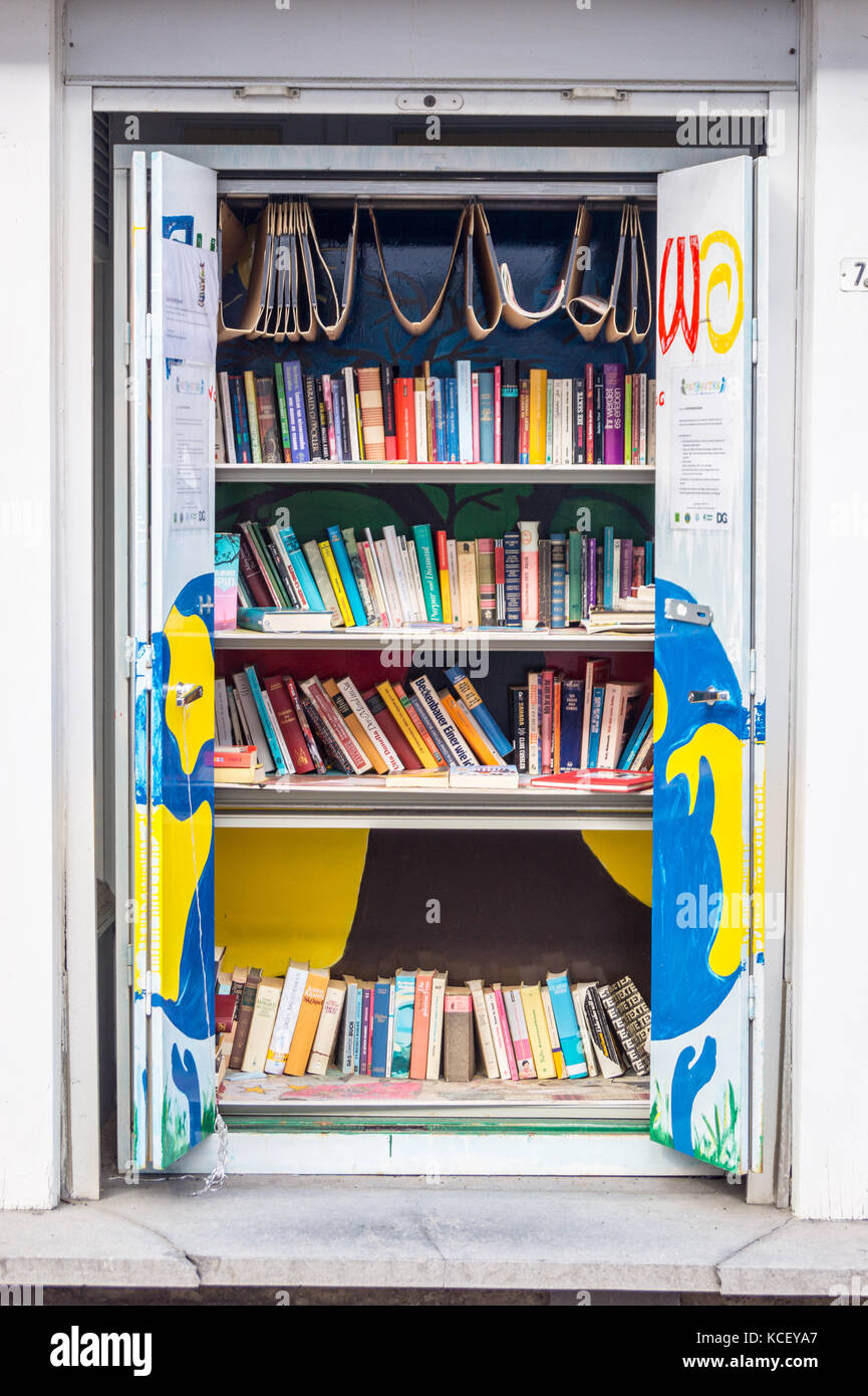 Uno scambio di libri per strada, St. Vith, Ostbelgien (Cantons de l'Est), Belgio Foto Stock