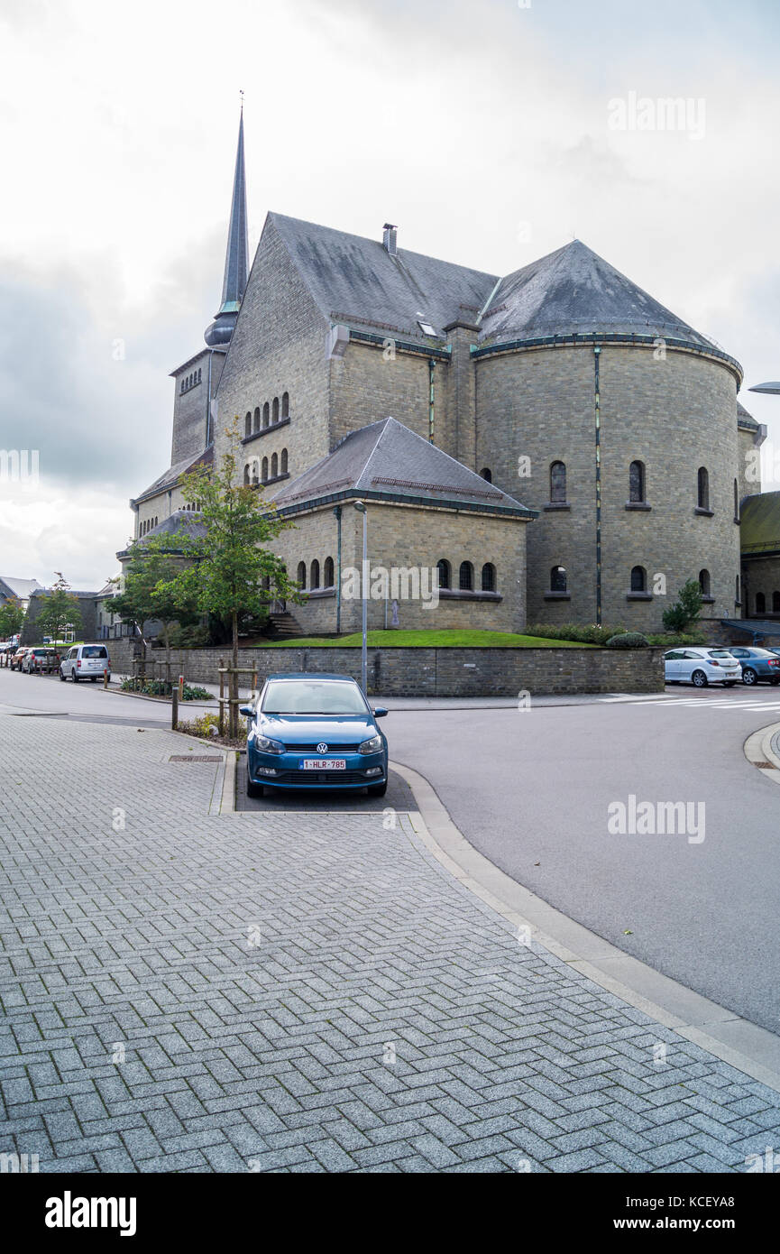 La chiesa cattolica di San Vito, patrono di St. Vith, ricostruita nel 1955, da Dobrzycki Zygmunt, Ostbelgien (Cantoni de l'Est), Belgio Foto Stock