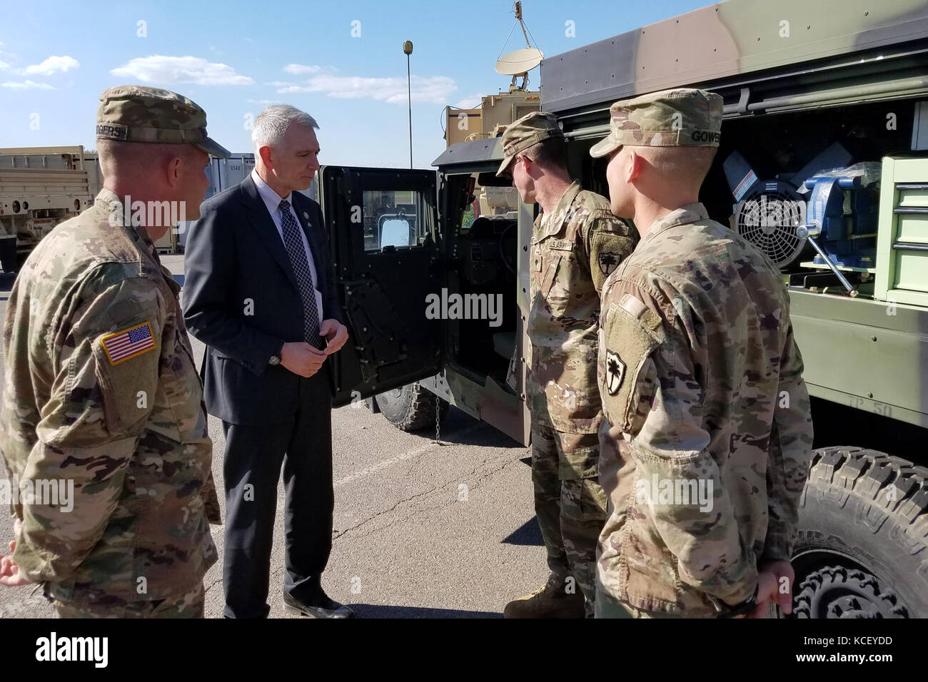 Ralph Abraham, congressisti della Louisiana, incontra i soldati statunitensi assegnati 742nd Support Maintenance Company, Guardia Nazionale dell'Esercito del South Carolina, durante una visita legislativa alla base aerea Mihail Kogalniceanu, Romania, 10 aprile 2017. I soldati hanno avuto l'opportunità di dimostrare le loro attrezzature e fare un tour del pool di motori, mentre supportavano la risoluzione atlantica. (STATI UNITI Guardia nazionale militare, foto di cortesia) Foto Stock