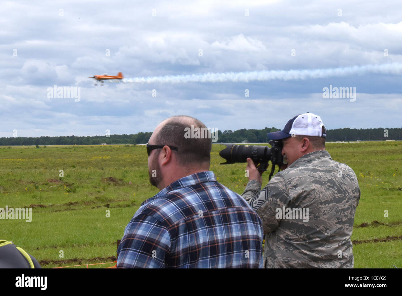 Carolina del Sud Air National Guard senior master sgt. ed snyder 169Fighter Wing public affairs prende le immagini dell'azione durante la Carolina del Sud la guardia nazionale in aria e a terra expo a mcentire comune di Guardia nazionale base, Carolina del Sud. Questa expo è un combinato di bracci con dimostrazione delle capacità della Carolina del Sud la guardia nazionale e i soldati mentre un ringraziamento per il sostegno dei colleghi carolinians del sud e la comunità circostante. (Carolina del Sud la guardia nazionale foto di sergente Brad mincey, 108th affari pubblici distacco) Foto Stock