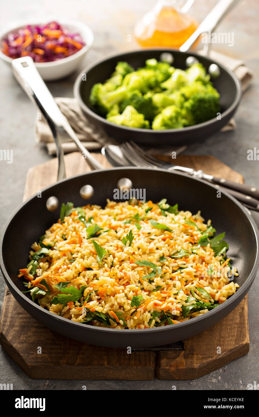 Riso saltato con verdure e broccoli cotti al vapore Foto Stock