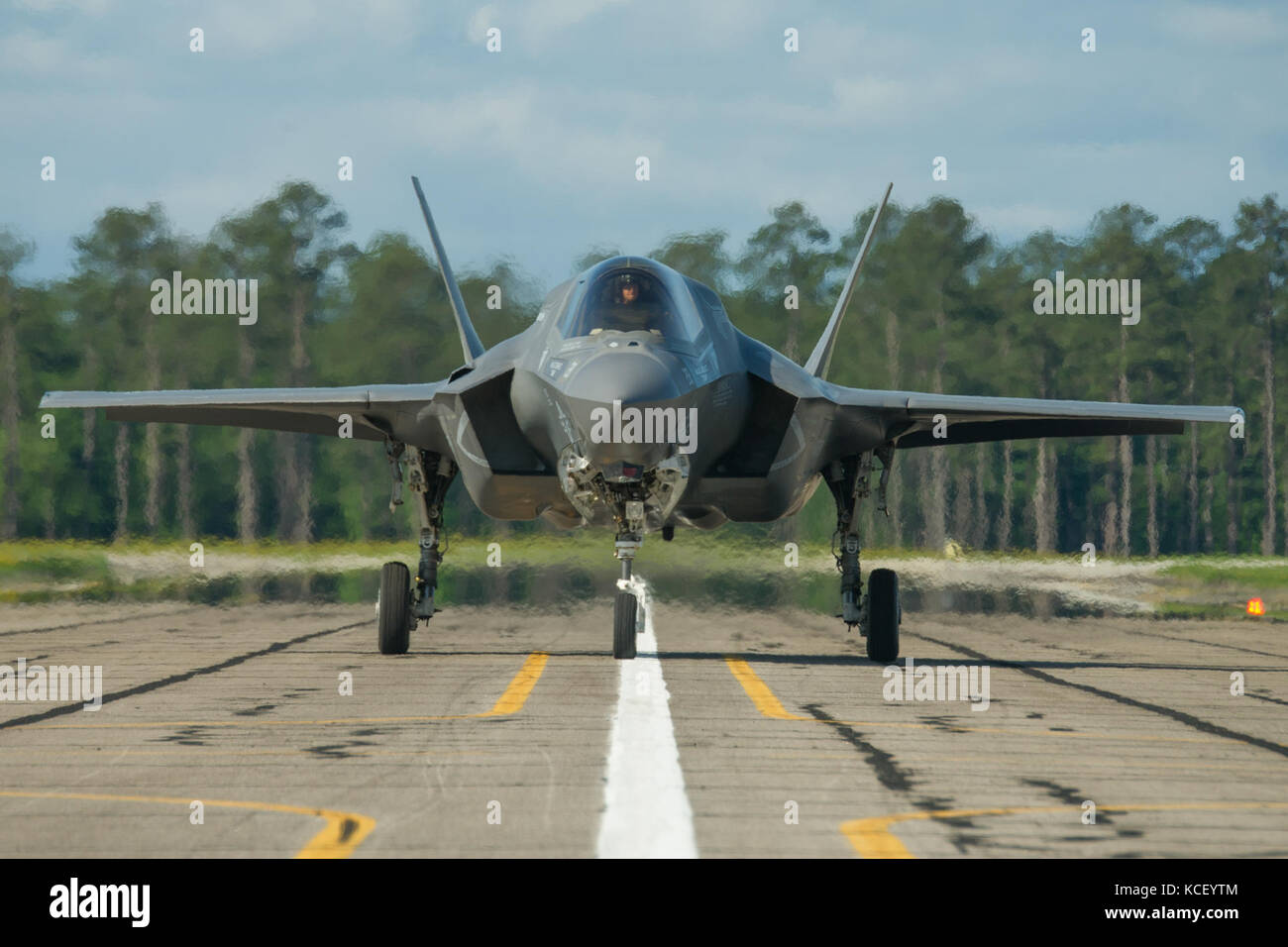 Us marine corps maj. brian bann, un pilota assegnato a vmfat-501 al marine corps air station beaufort, arriva in un f-35b lightning ii per la Carolina del Sud la guardia nazionale in aria e a terra expo a mcentire comune di Guardia nazionale base, Carolina del Sud, 5 maggio 2017. Questa expo è un combinato di bracci con dimostrazione delle capacità della Carolina del Sud la guardia nazionale aviatori e soldati mentre un ringraziamento per il sostegno dei colleghi carolinians del sud e la comunità circostante. (L'esercito degli Stati Uniti Guardia nazionale foto di Sgt. brian calhoun) Foto Stock