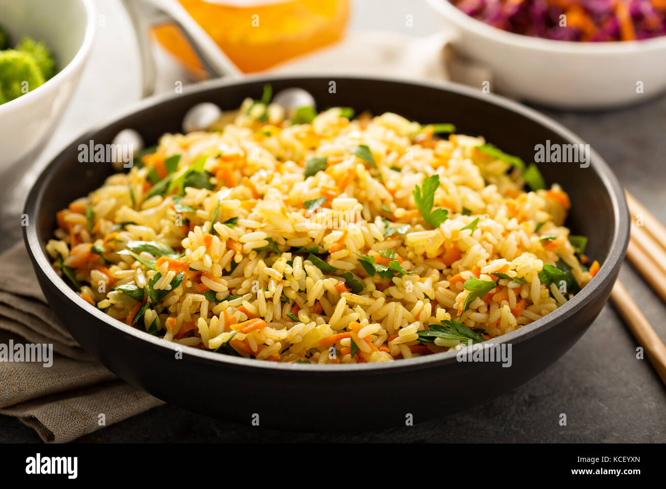 Riso saltato con verdure e broccoli cotti al vapore Foto Stock