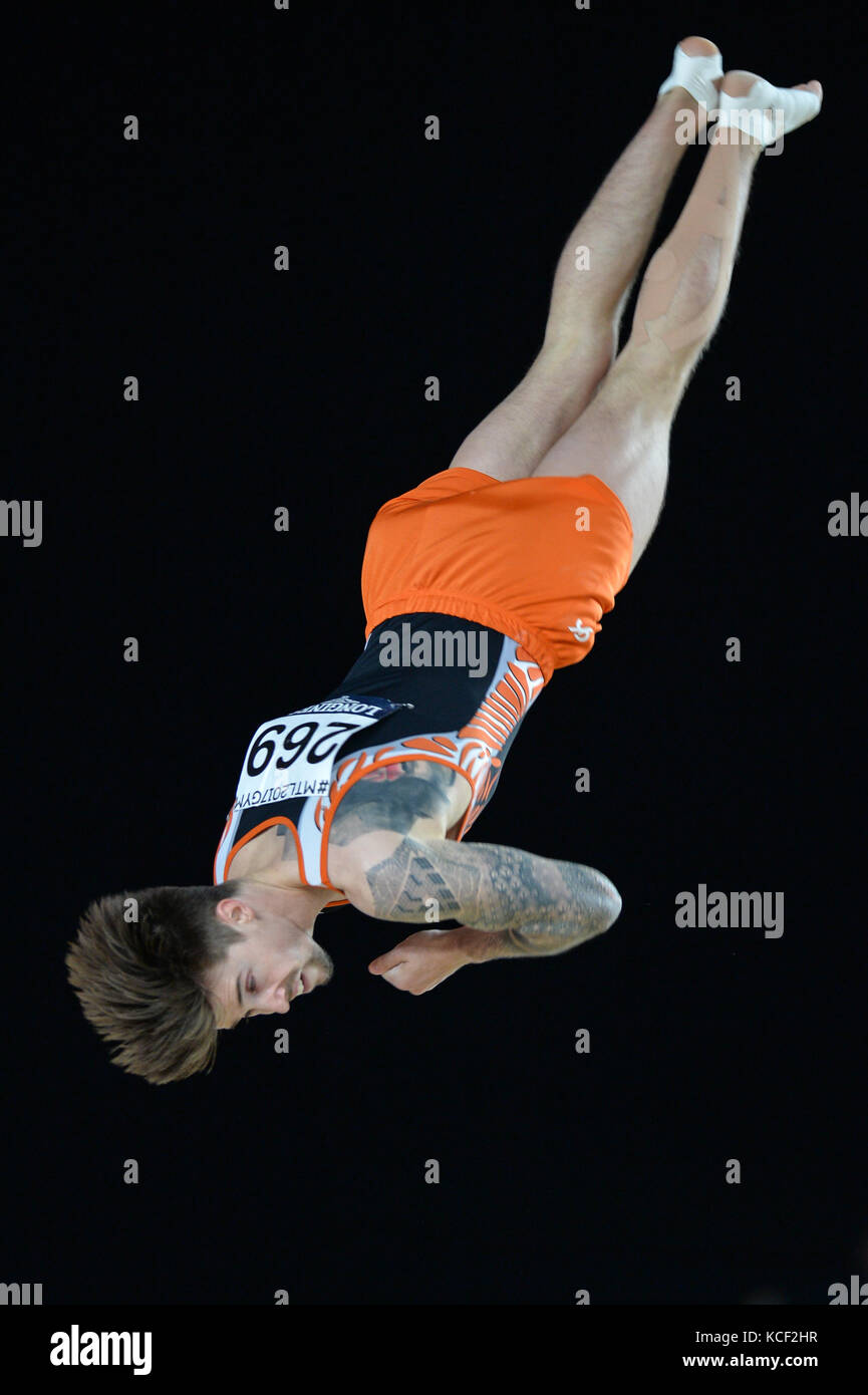 Montreal, Quebec, Canada. 3° Ott, 2017. CASIMIR SCHMIDT, dai Paesi Bassi, compete l'esercitazione del pavimento durante la seconda giornata di gara svoltasi nello Stadio Olimpico di Montreal, Quebec. Credito: Amy Sanderson/ZUMA filo/Alamy Live News Foto Stock