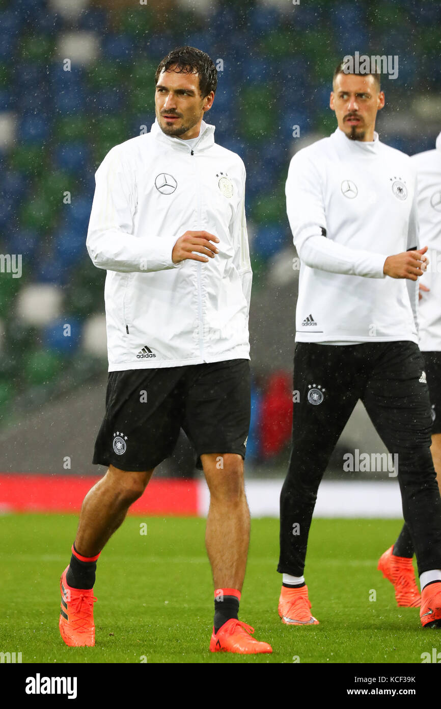 Belfast, Irlanda del Nord. 4 ottobre 2017. I calciatori nazionali tedeschi Mats Hummels (l) e Sandro Wagner si riscaldano durante l'allenamento finale della nazionale tedesca di calcio prima della partita di qualificazione al campionato del mondo tra Irlanda del Nord e Germania al Windsor Park Stadium di Belfast, Irlanda del Nord, 4 ottobre 2017. Credito: Christian Charisius/dpa/Alamy Live News Foto Stock