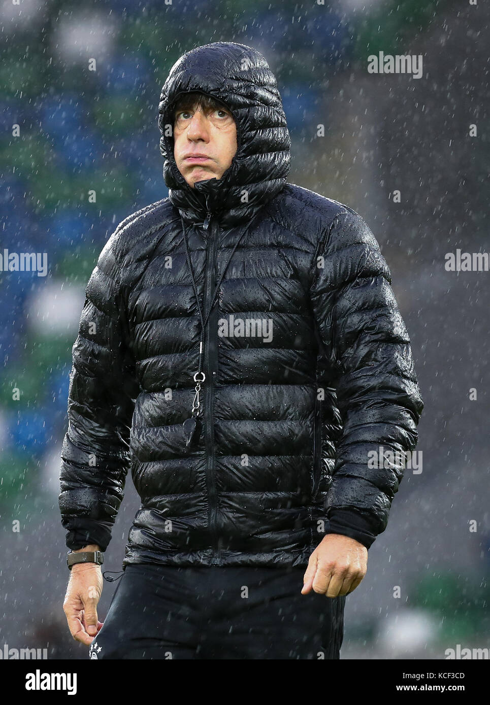 Belfast, Irlanda del Nord. 4 ottobre 2017. L'allenatore di calcio nazionale tedesco Joachim Loew guarda verso il cielo piovoso durante l'allenamento finale della nazionale tedesca di calcio prima della partita di qualificazione al campionato del mondo tra Irlanda del Nord e Germania al Windsor Park Stadium di Belfast, Irlanda del Nord, 4 ottobre 2017. Credito: Christian Charisius/dpa/Alamy Live News Foto Stock