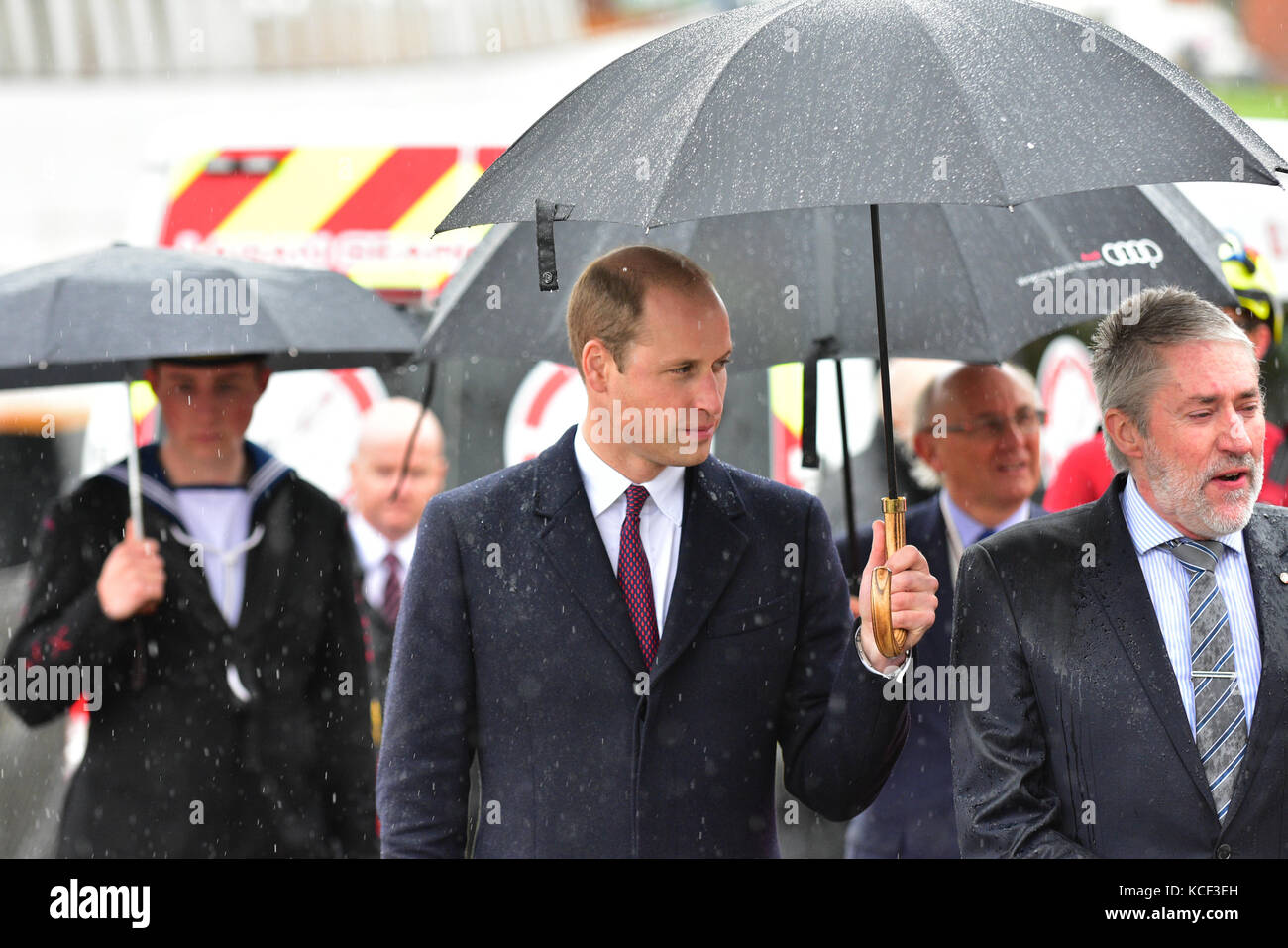 Belfast, Irlanda del Nord. 4 ott 2017. Il principe William ha visitato il Titanic Quarter di Belfast dove egli vide una dimostrazione di soccorso di lagan e favorire il lancio di una nuova vita barca - il raggio di speranza. Il principe William è presentato con una bottiglia di Bushmills Whiskey che egli ha versato sopra la barca quando egli ha contribuito a lanciare. Credito: mark inverno/alamy live news Foto Stock