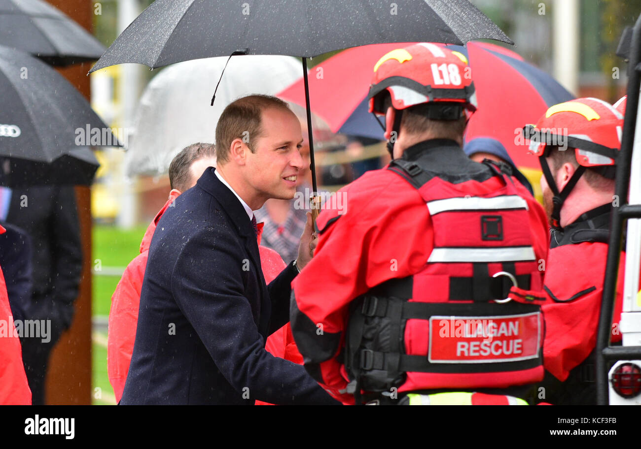 Belfast, Irlanda del Nord. 4 ott 2017. Il principe William ha visitato il Titanic Quarter di Belfast dove egli vide una dimostrazione di soccorso di lagan e favorire il lancio di una nuova vita barca - il raggio di speranza. Il principe William è presentato con una bottiglia di Bushmills Whiskey che egli ha versato sopra la barca quando egli ha contribuito a lanciare. Credito: mark inverno/alamy live news Foto Stock