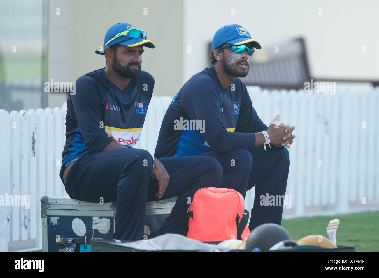 Il capitano dello Sri Lanka Dinesh Chandimal ( R ) e il vice capitano Lahiru Thirimanne ( L ) hanno un freno durante una sessione di reti in vista del 2° test match tra Sri Lanka e Pakistan all'ICC Cricket Academy il 4 ottobre 2017 a Dubai, Emirati Arabi Uniti. Foto Stock