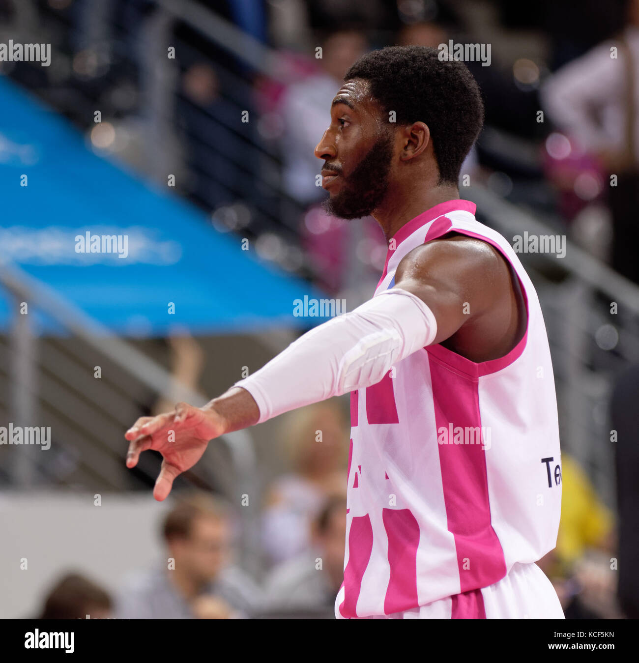 Bonn, Germania. 04 ott 2017. Bonn (Germania), 4 ottobre 2017, basket, bbl, cesti di Telekom bonn vs. ratiopharm ulm: ron curry (Bonn) gesti. Credito: juergen schwarz/alamy live news Foto Stock