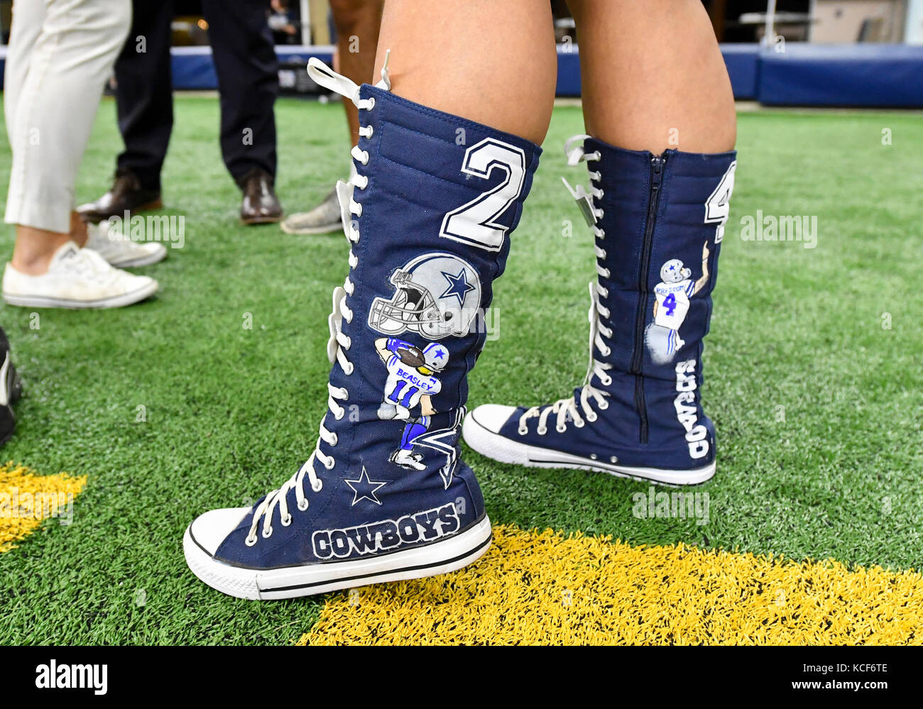 Ottobre 01, 2017: una ventola di Dallas visualizza il suo custom made stivali  scarpe prima di NFL di una partita di calcio tra la Los Angeles Rams e  Dallas Cowboys di AT&T