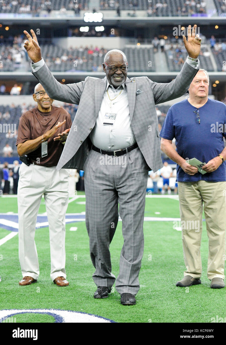 Ottobre 01, 2017: Ex Dallas Cowboy e la NFL Hall of Famer Rayfield Wright è onorata con molti altri ex giocatori prima di NFL di una partita di calcio tra la Los Angeles Rams e Dallas Cowboys di AT&T Stadium di Arlington, TX Los Angeles sconfitto Dallas 35-30 Albert Pena/CSM Foto Stock