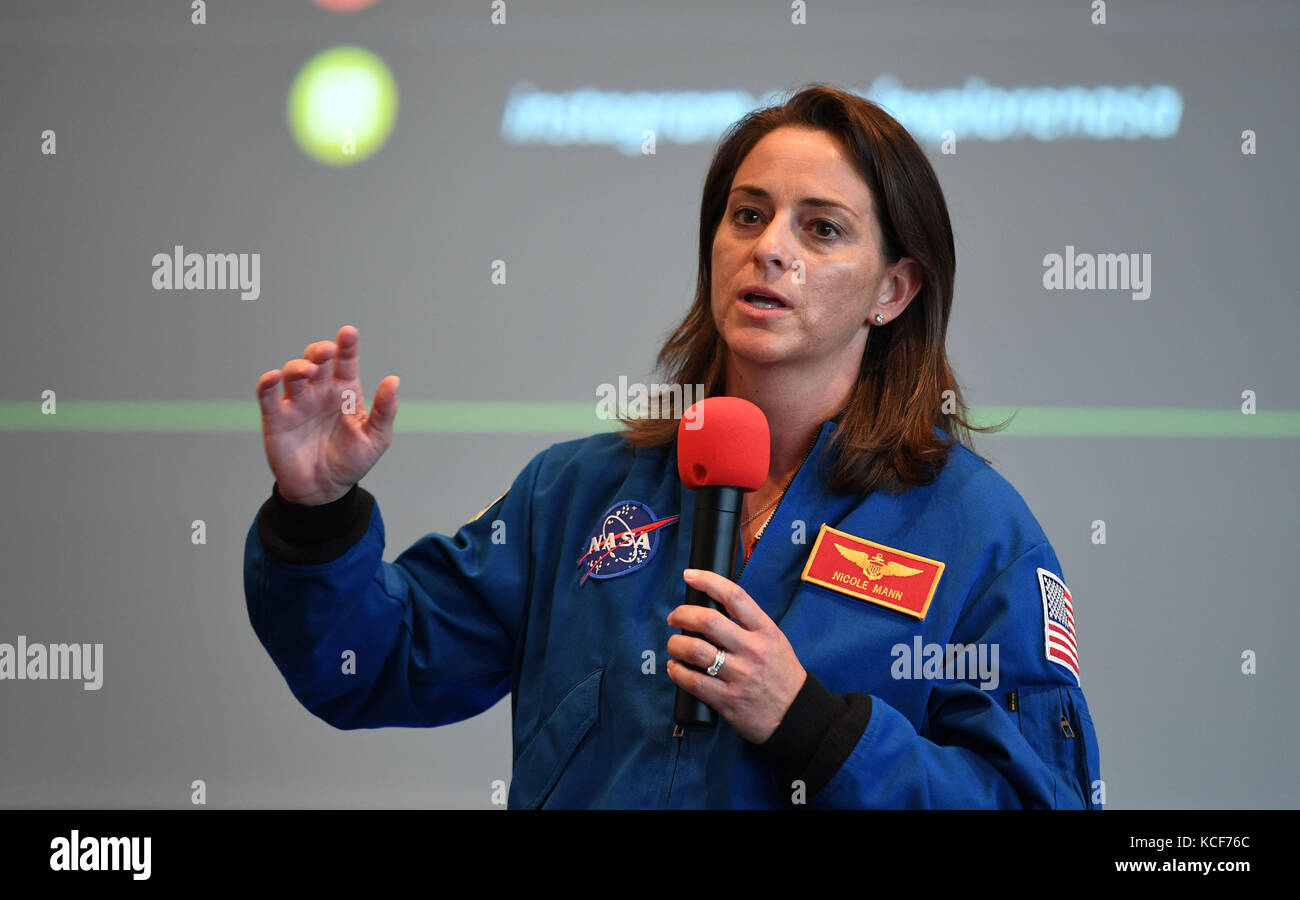 Brema, Germania. 28 settembre 2017. L'astronauta della NASA Nicole Mann parla ai membri dello staff di Airbus a Brema, Germania, 28 settembre 2017. Credito: Carmen Jaspersen/dpa/Alamy Live News Foto Stock