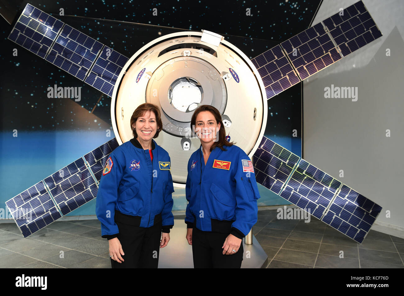 Bremen, Germania. 28 Sep, 2017. Gli astronauti della NASA ellen ochoa (l) e Nicole mann pongono di fronte a un modello di veicolo spaziale orion presso airbus a Bremen, Germania, 28 settembre 2017. Credito: carmen jaspersen/dpa/alamy live news Foto Stock