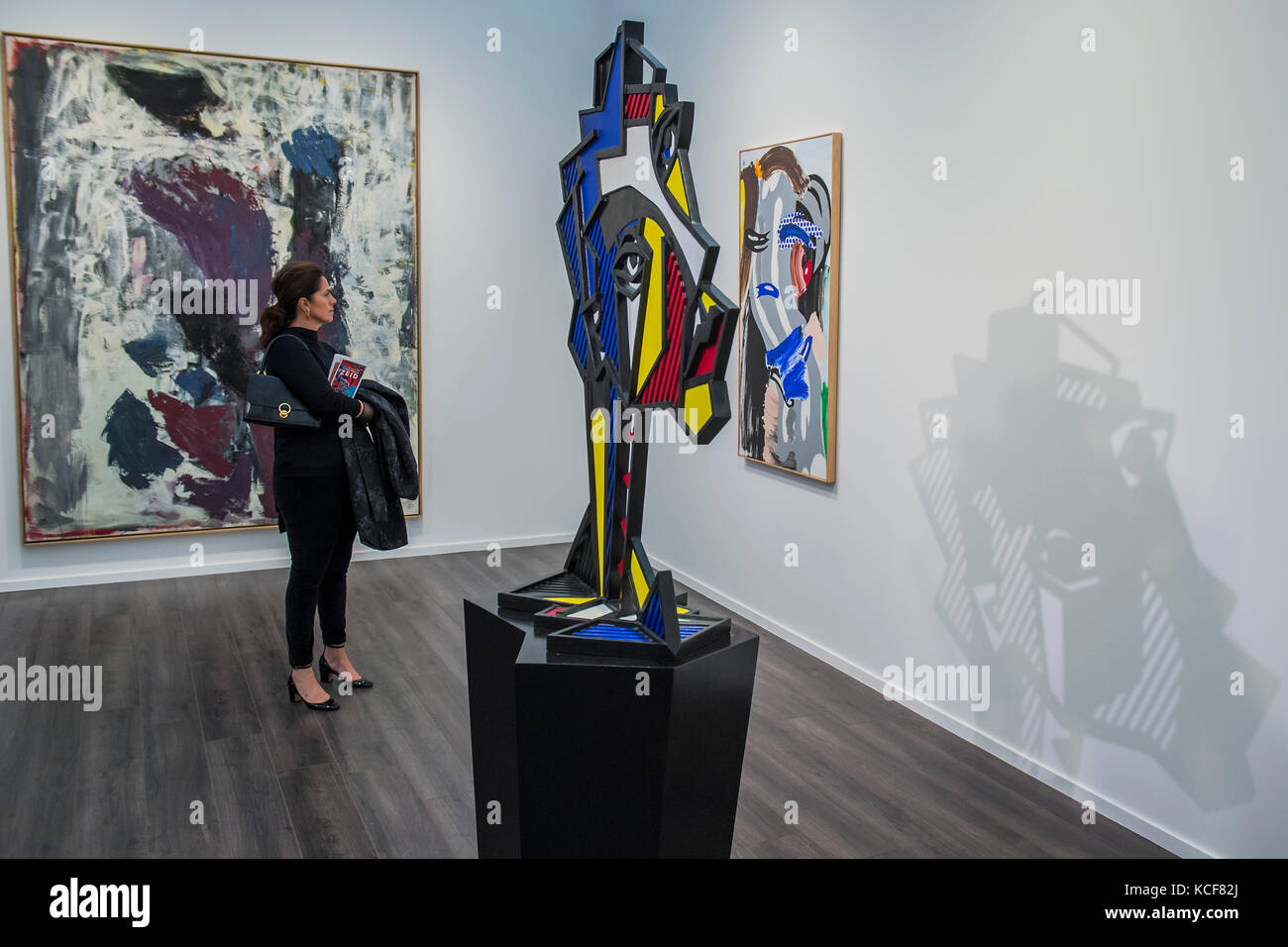 Londra, Regno Unito. 04 ott 2017. Testa espressionista di Roy Luichtenstein in teh Gagosian Gallery - fregio Masters Londra 2017, Regents Park, Londra. Esso copre diverse migliaia di anni di arte da 130 dei leader del mondo moderno e gallerie storiche. Le opere esaminate spanning antichità, arte asiatica, arte etnografica, codici miniati, medievali e moderni e post-guerra, Old Masters e xix secolo, la fotografia e la scultura. La fiera è aperta al pubblico il 05-08 ottobre. Credito: Guy Bell/Alamy Live News Foto Stock